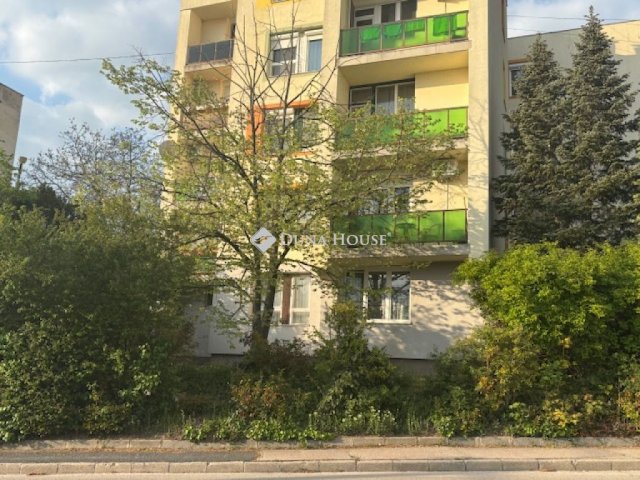 Eladó téglalakás, Esztergomban, Béke téren 49.9 M Ft, 3 szobás