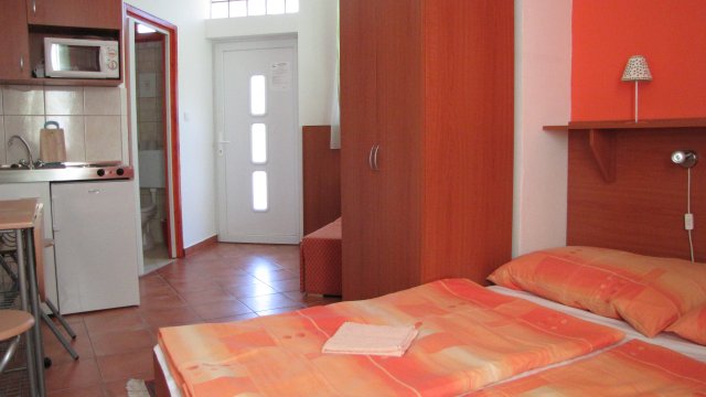 Eladó hotel, Abádszalókban, Őszike utcában 150 M Ft, 13 szobás