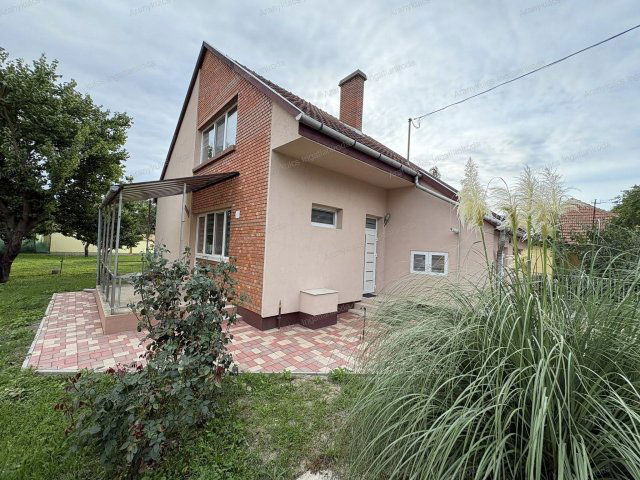 Eladó családi ház, Gyulán 99.99 M Ft, 5 szobás