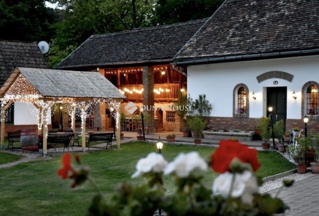 Eladó családi ház, Villánykövesden 198 M Ft, 8 szobás