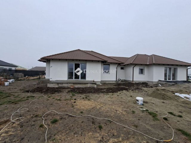 Eladó ikerház, Jászberényben 59.9 M Ft, 4 szobás