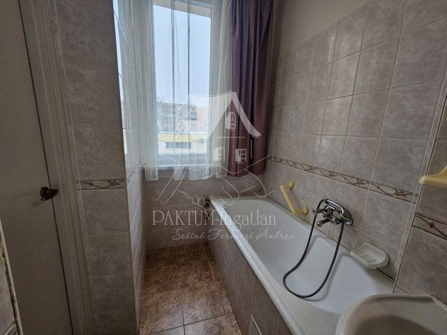 Eladó téglalakás, Szolnokon 32 M Ft, 2 szobás