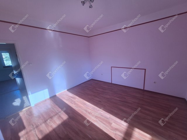 Eladó családi ház, Ajkán 50 M Ft, 5 szobás