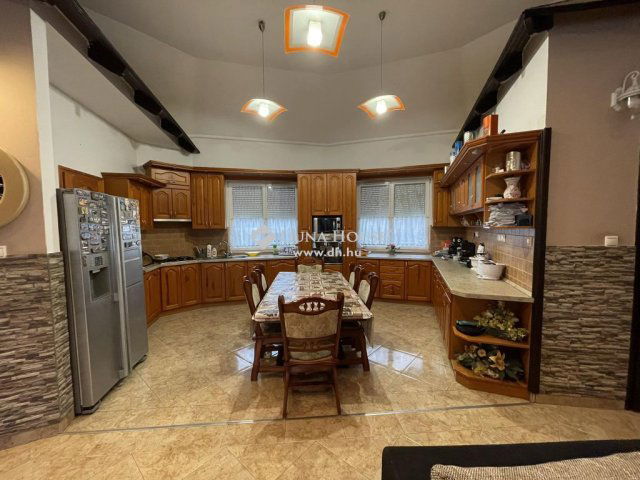 Eladó családi ház, Kecskeméten 119.8 M Ft, 5 szobás