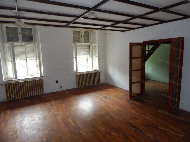 Eladó téglalakás, Kaposváron 26.3 M Ft, 7 szobás