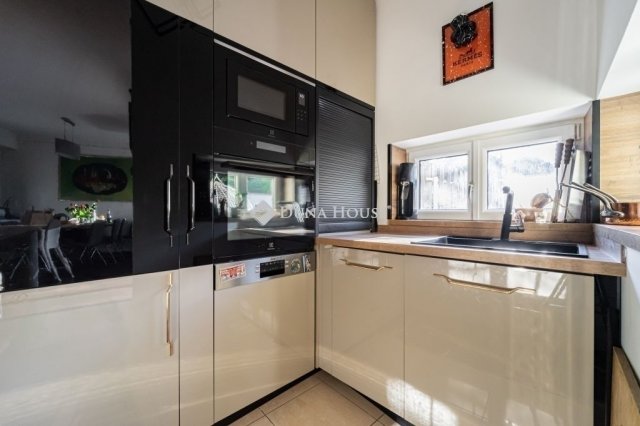 Eladó ikerház, Budapesten, III. kerületben 319.9 M Ft, 5 szobás