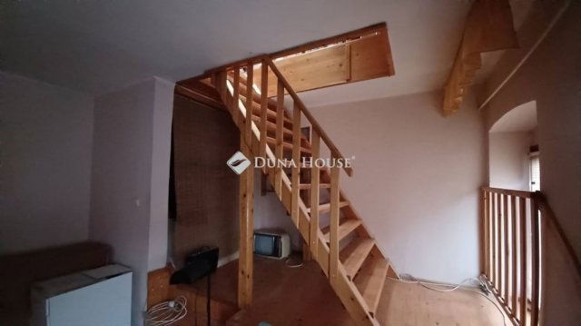 Eladó családi ház, Pécsett 48.5 M Ft, 4 szobás