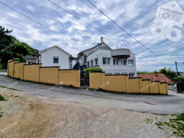 Eladó családi ház, Balatonbogláron 840 M Ft, 17 szobás