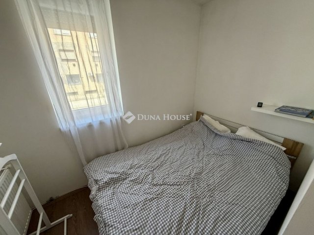 Kiadó téglalakás, albérlet, Pécsett 130 E Ft / hó, 2 szobás