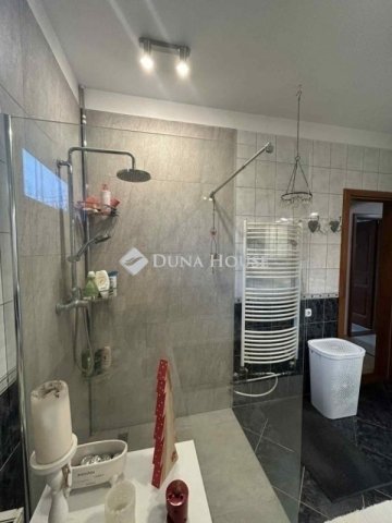 Eladó családi ház, Vecsésen 144.9 M Ft, 4 szobás