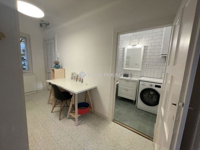 Eladó téglalakás, Pécsett 72 M Ft, 2 szobás