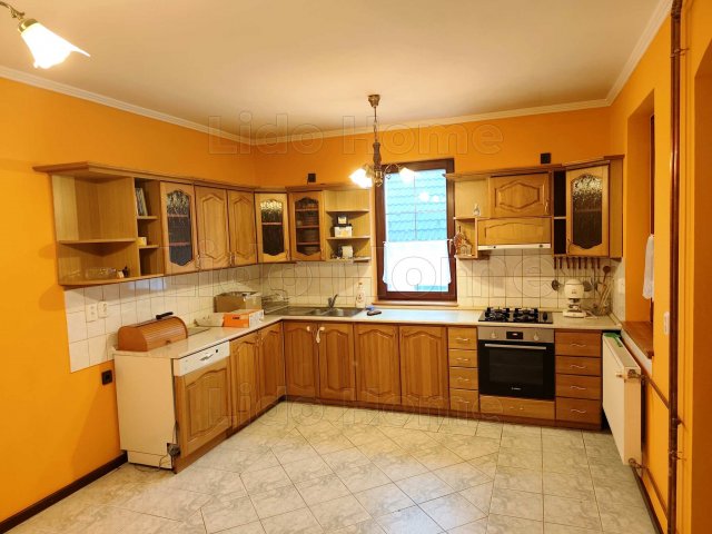 Eladó családi ház, Felsőörsön 162.8 M Ft, 6 szobás