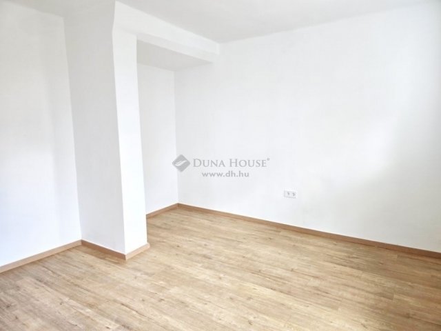 Eladó téglalakás, Pécsett 104.9 M Ft, 4 szobás