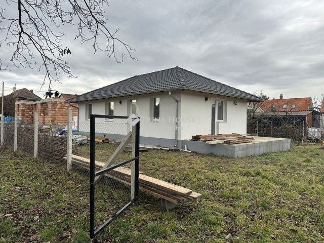 Eladó családi ház, Majosházán 65 M Ft, 3 szobás