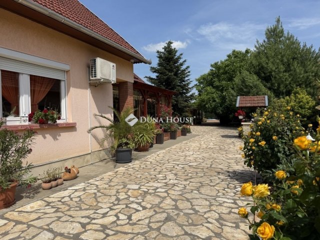 Eladó családi ház, Békésen 100.9 M Ft, 5 szobás