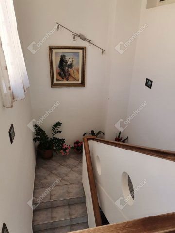 Eladó családi ház, Komáromban 150 M Ft, 8 szobás