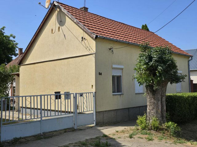 Eladó családi ház, Dombóváron, Árpád utcában 12.5 M Ft