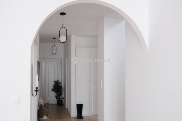 Eladó családi ház, Szentendrén 220 M Ft, 5 szobás