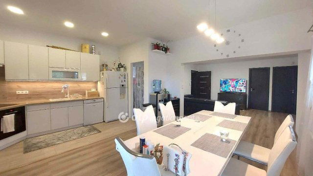 Eladó családi ház, Szentendrén 159.9 M Ft, 4+1 szobás