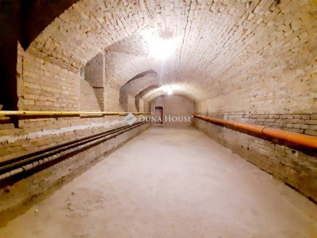 Eladó üzlethelyiség, Budapesten, VI. kerületben 120 M Ft