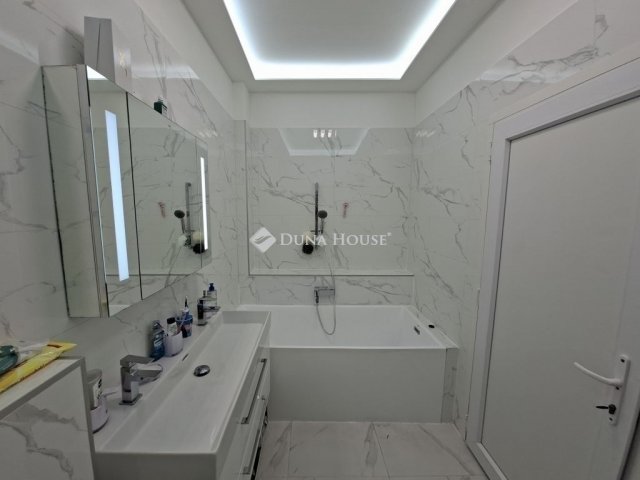 Eladó családi ház, Budapesten, XV. kerületben 110 M Ft, 2 szobás