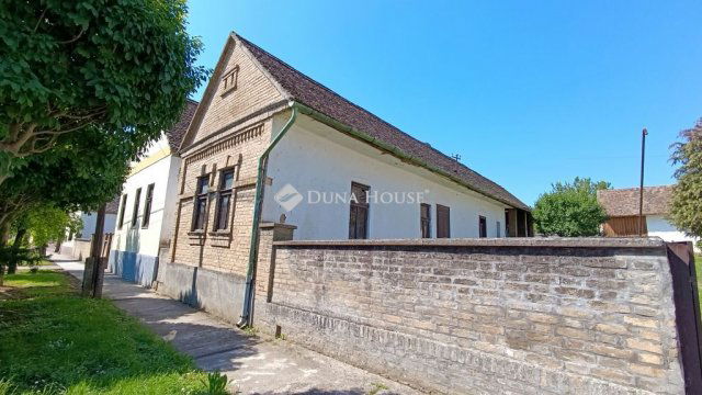 Eladó családi ház, Majson 16.8 M Ft, 4 szobás