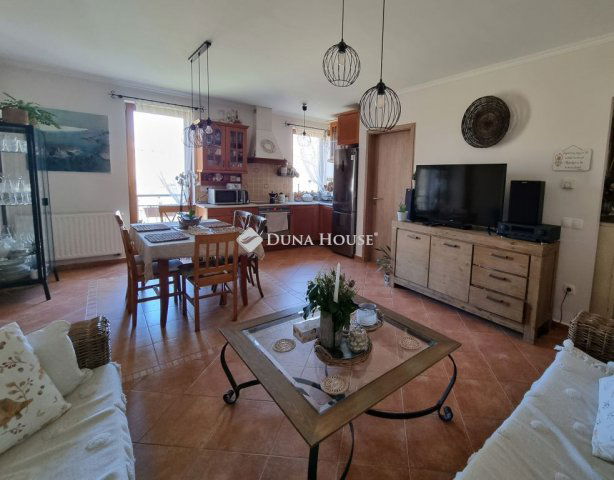 Eladó téglalakás, Veszprémben 79.99 M Ft, 2+3 szobás