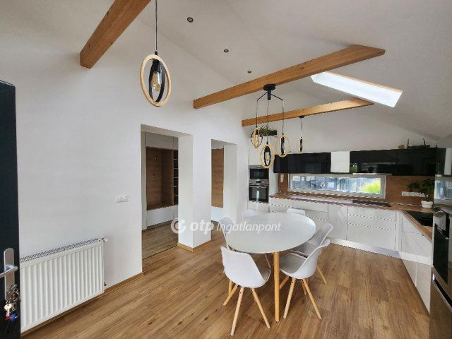 Eladó családi ház, Velencén 215 M Ft, 4+1 szobás