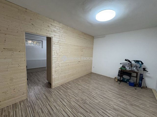 Eladó családi ház, Pécsett 95 M Ft, 7 szobás