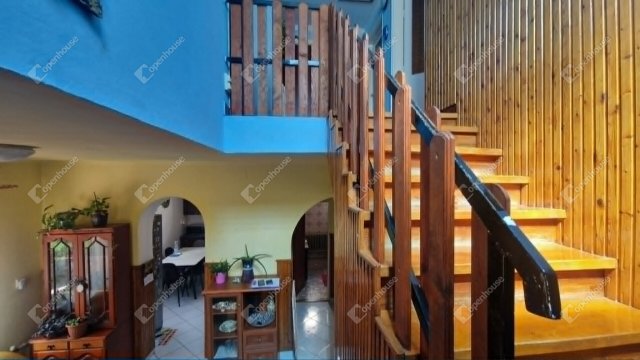 Eladó családi ház, Ácson 79.9 M Ft, 6 szobás