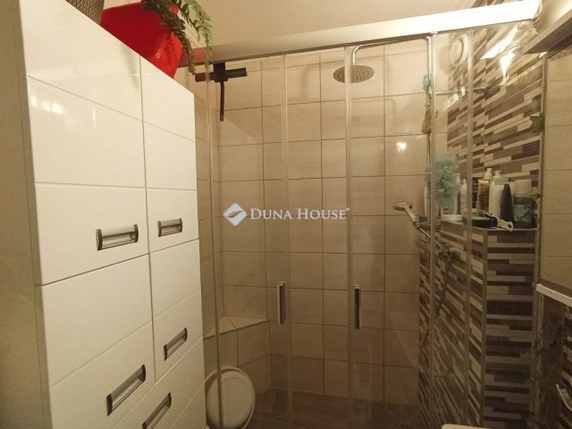 Eladó panellakás, Nyergesújfaluban, Május 1. téren 42 M Ft