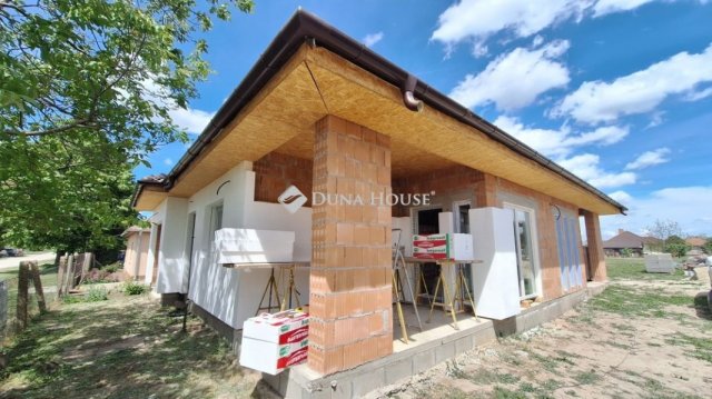 Eladó családi ház, Pusztaszabolcson 83 M Ft, 4 szobás
