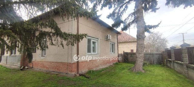 Eladó családi ház, Tiszaföldváron 24.99 M Ft, 3 szobás