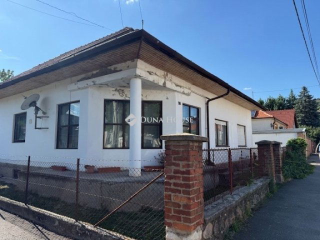Eladó családi ház, Pécsett 129 M Ft, 5 szobás