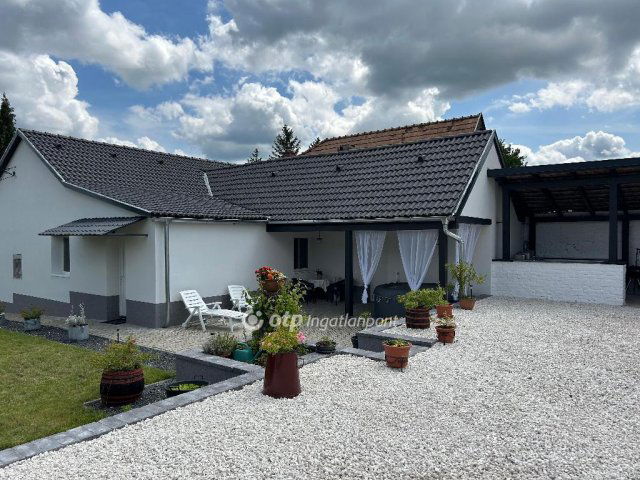 Eladó családi ház, Ajkán 81 M Ft, 3 szobás