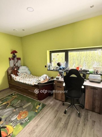 Eladó családi ház, Pécsett 149 M Ft, 4 szobás