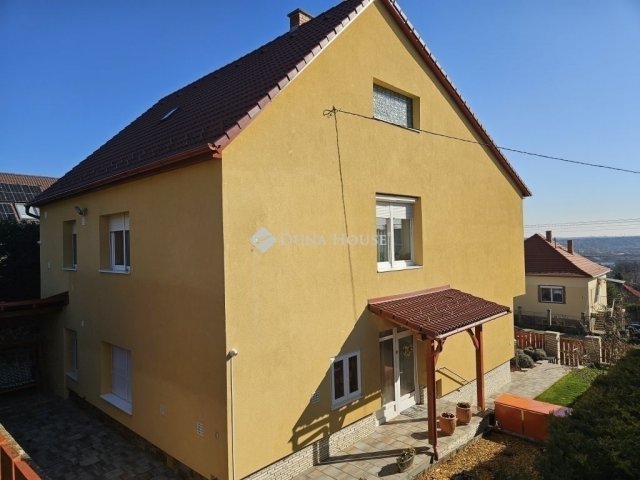 Eladó családi ház, Pécsett 189 M Ft, 5 szobás