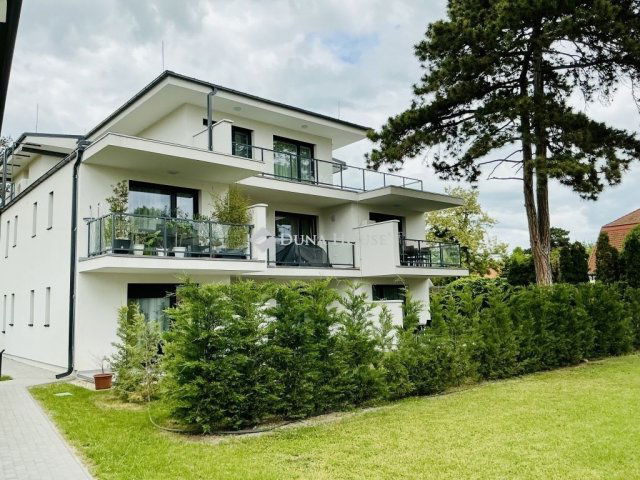 Eladó téglalakás, Siófokon 214 M Ft, 5 szobás