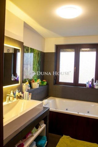 Eladó családi ház, Pécelen 249 M Ft, 6 szobás