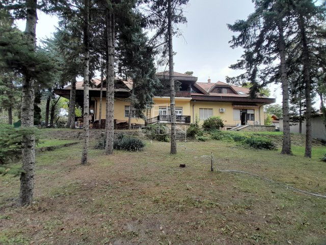 Eladó családi ház, Gödön 710 M Ft, 12 szobás