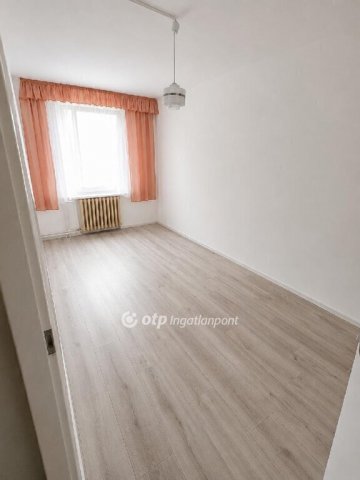Eladó panellakás, Győrött 46.9 M Ft, 2 szobás