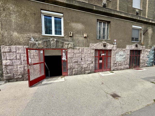 Eladó üzlethelyiség, Budapesten, XIII. kerületben, Váci úton