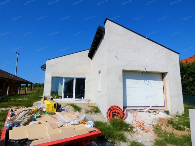 Eladó családi ház, Nagytarcsán 114.8 M Ft, 5 szobás