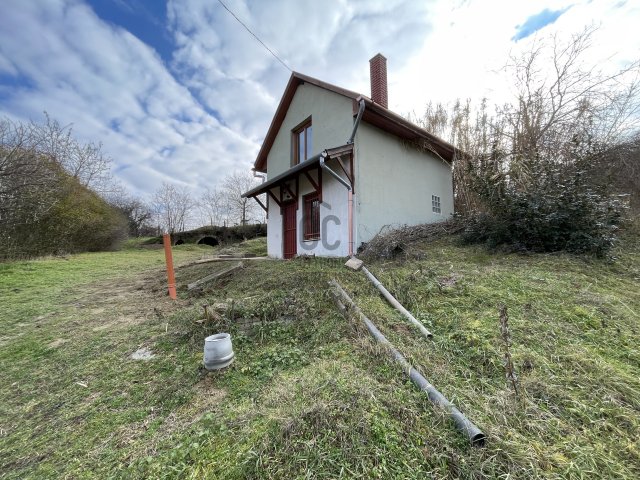 Eladó családi ház, Szekszárdon 13.49 M Ft, 2 szobás