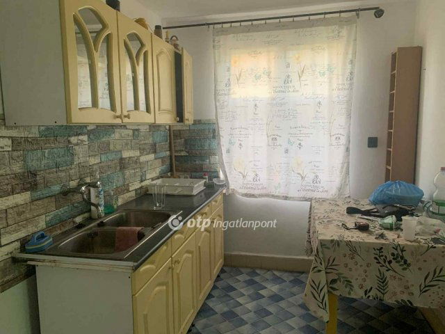 Eladó családi ház, Csemőn 16 M Ft, 2 szobás