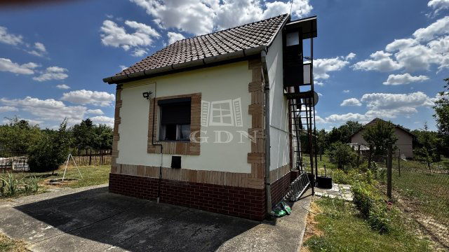 Eladó családi ház, Szegeden 23.9 M Ft, 2 szobás