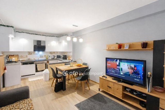 Eladó téglalakás, Dunaújvárosban 44 M Ft, 1+2 szobás