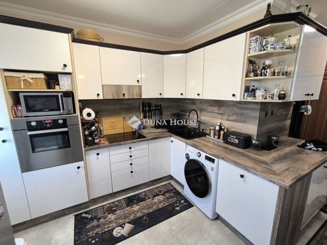 Eladó panellakás, Pécsett 62.9 M Ft, 3 szobás