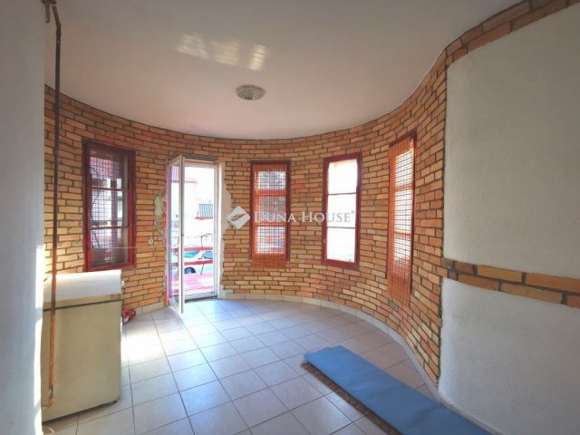 Eladó családi ház, Sárisápon 49.9 M Ft, 2 szobás