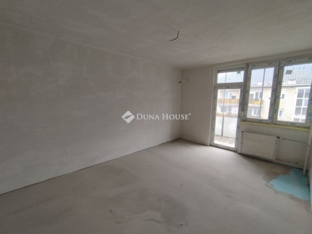 Eladó téglalakás, Tatabányán 49.99 M Ft, 1 szobás